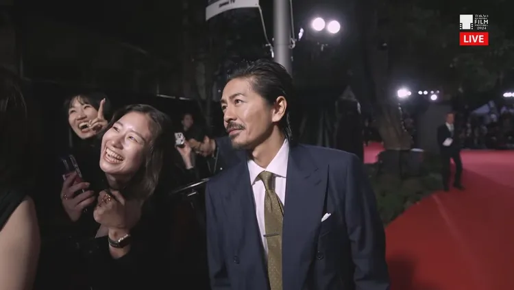 森田剛和影迷自拍。翻攝東京国際映画祭YT