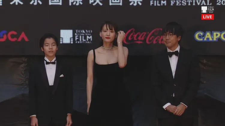 綾瀨遙（中）露出事業線。翻攝東京国際映画祭YT