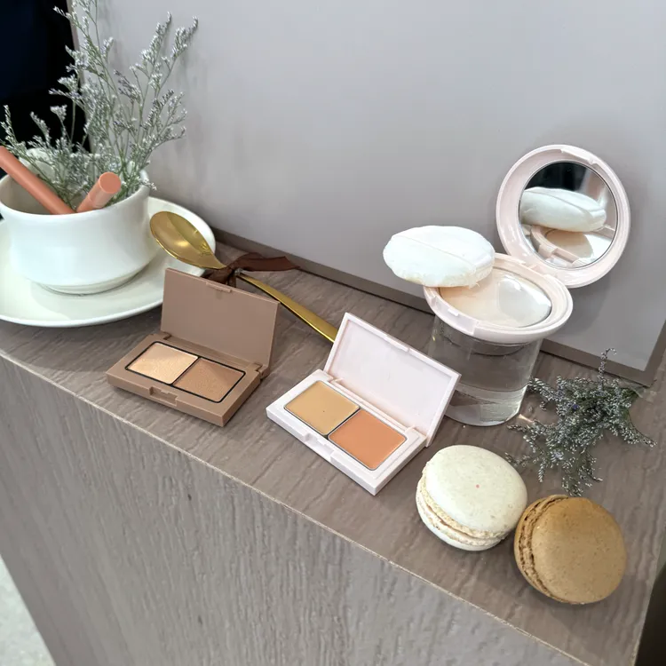 一抹隱形雙色遮瑕盤，635元；一拍就亮蜜粉餅EX，650元；微暮絲絨雙色眼影#19樺茶棕，480元；絕不失手眼線液#6淺緋棕，439元。張家玲攝
