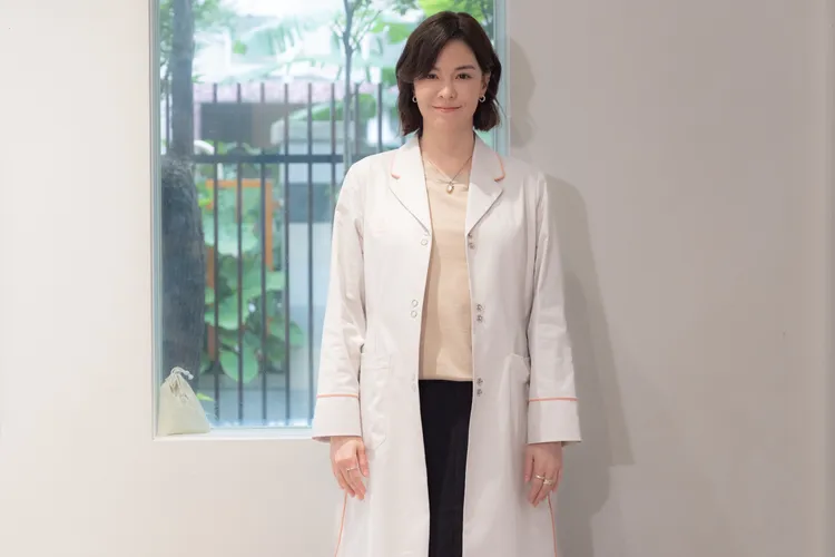 張榕容飾演整形外科醫生。六魚文創提供