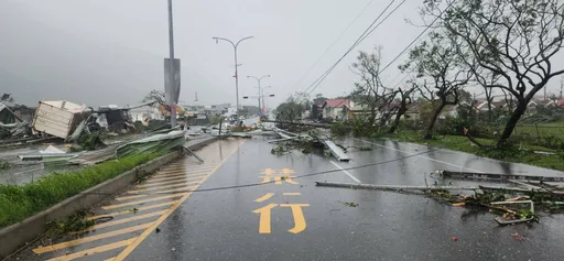 康芮強襲花蓮首當其衝 14級強風路樹、電杆倒一片