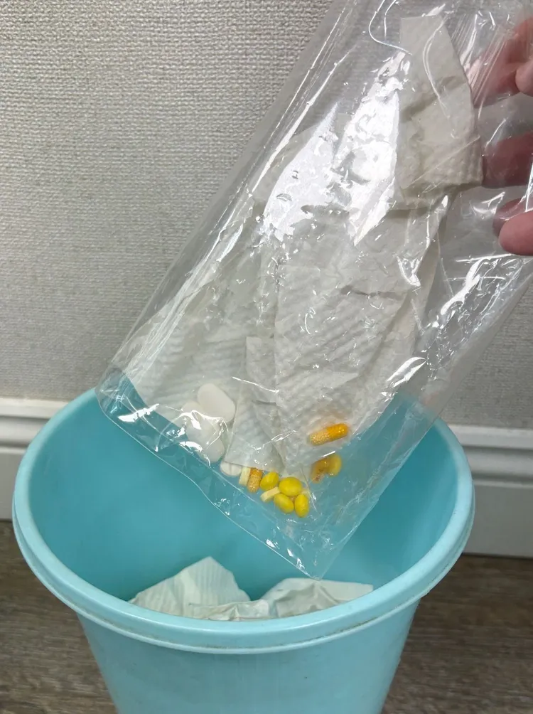 袋子密封後丟入垃圾桶。桃園市衛生局提供