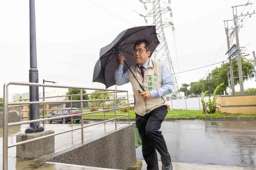 脫口曝「登陸就放颱風假」　黃偉哲事後改稱：今晚9點前宣布