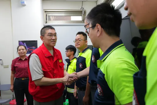 消防員颱風天買便當遭公審!謝國樑赴分隊慰問:看同仁受委屈感到相當不捨