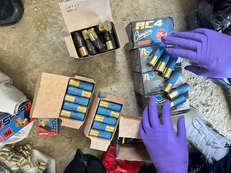 警方起出大批霰彈槍子彈。民眾提供