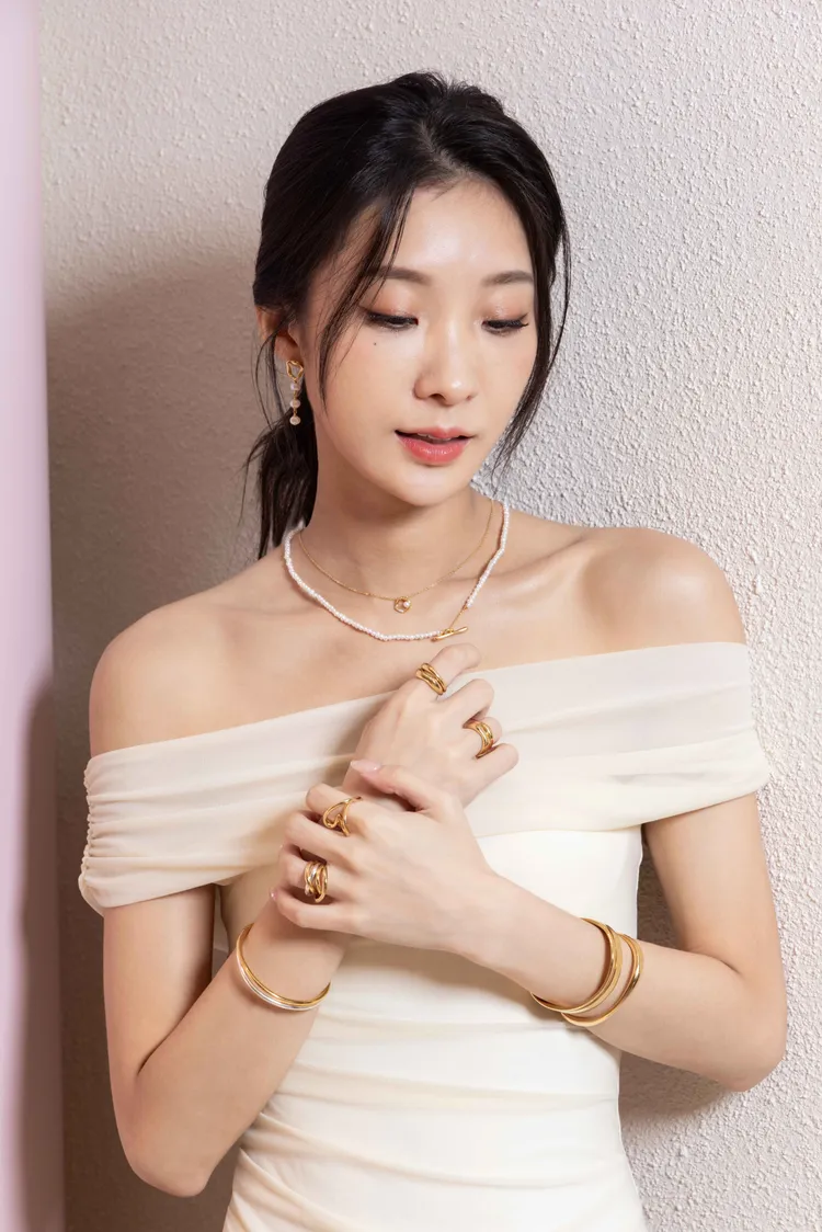 陳華配戴PANDORA ESSENCE 系列新品。品牌提供