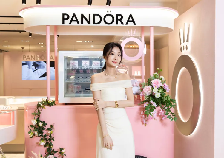 陳華配戴PANDORA ESSENCE系列新品出席BE LOVE冰淇淋車活動。品牌提供