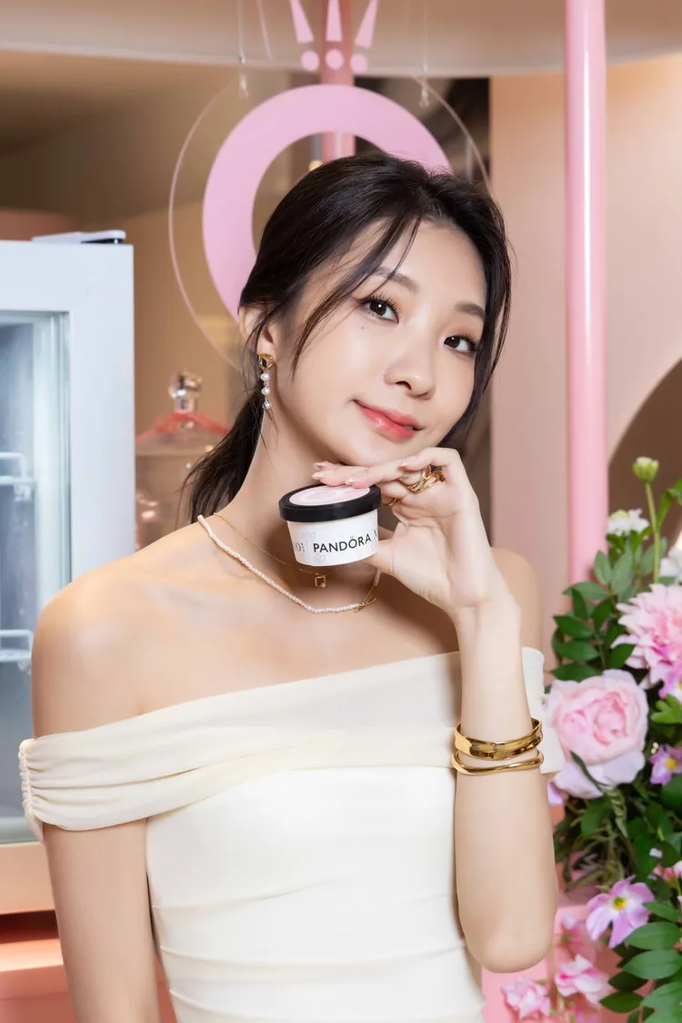 陳華搶先體驗聯名草莓起司口味冰淇淋。品牌提供