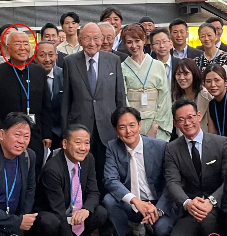 甜點名廚鎧塚俊彥PO出上月30日的合照，當時服部幸應（紅圈處）曾透露喉嚨痛。翻攝toshiyoroizuka IG