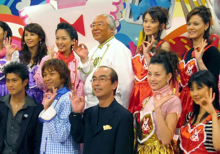 服部幸應（後排右三）曾演出《辣妹圍裙》節目。翻攝日本yahoo