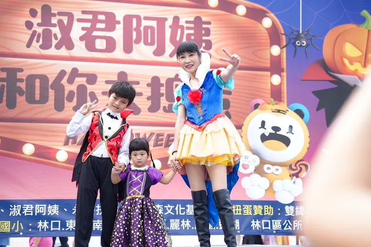 「淑君阿姨」今年扮成白雪公主露出修長美腿，與小朋友們熱情互動。醒吾科大提供