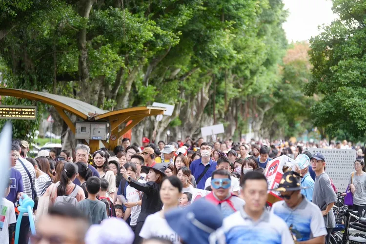 遊行隊伍綿延數百公尺，小朋友們向奠家討糖搗蛋，開心過萬聖節。醒吾科大提供