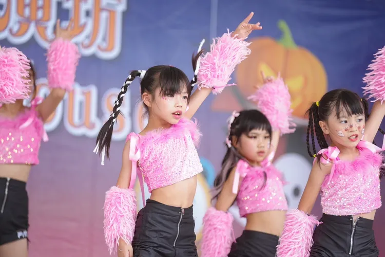 舞台上小朋友專業舞蹈表演，熱力四射。醒吾科大提供
