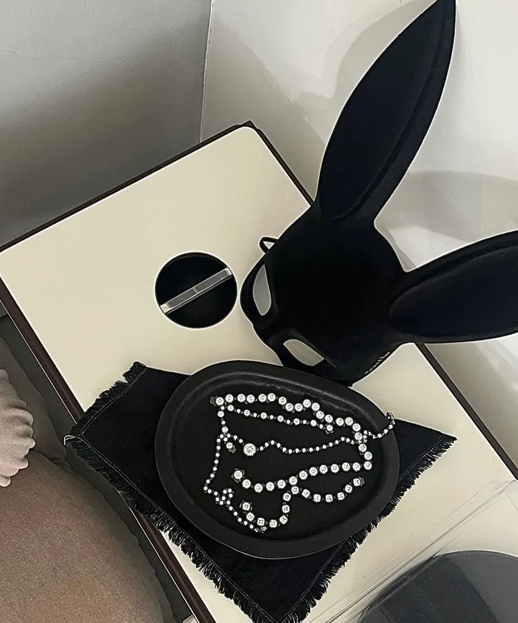 孫芸芸戴上黑色兔子面具搭配自創品牌的項鍊。翻攝孫芸芸IG