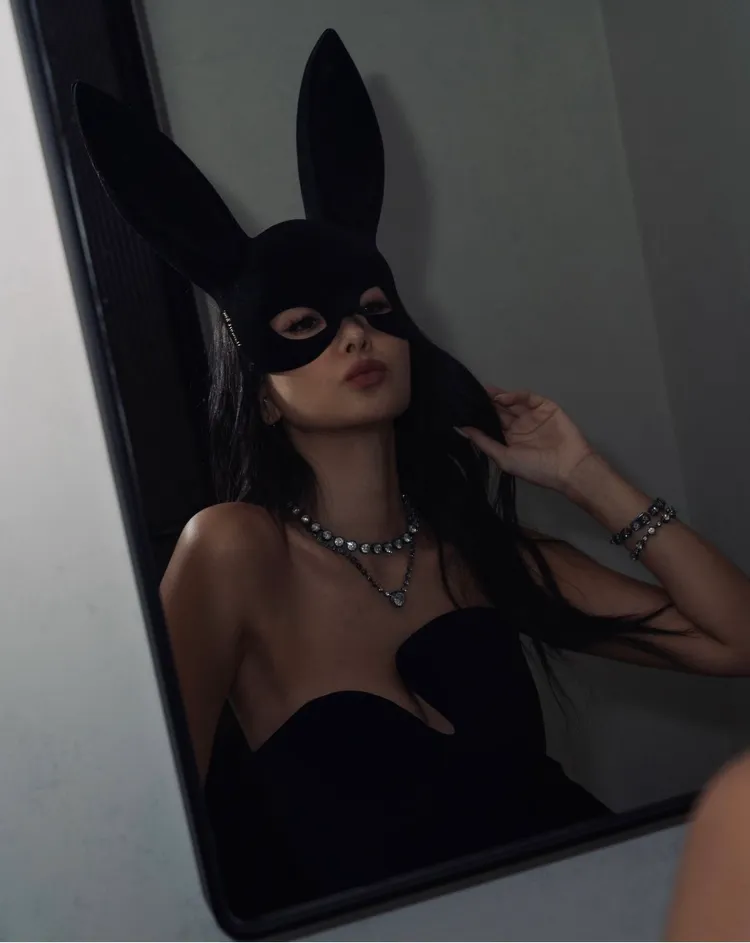 孫芸芸的服裝剪裁讓她秀出豐滿事業線。翻攝孫芸芸IG