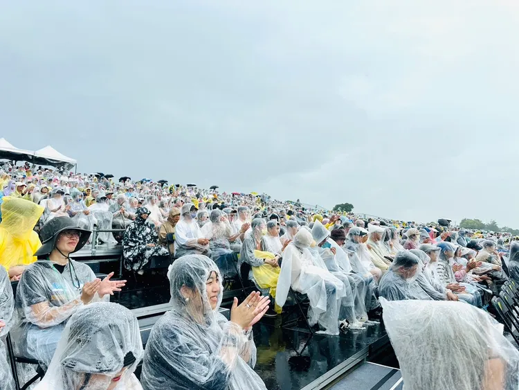 2500名粉絲冒雨搶聽。林丞偉攝