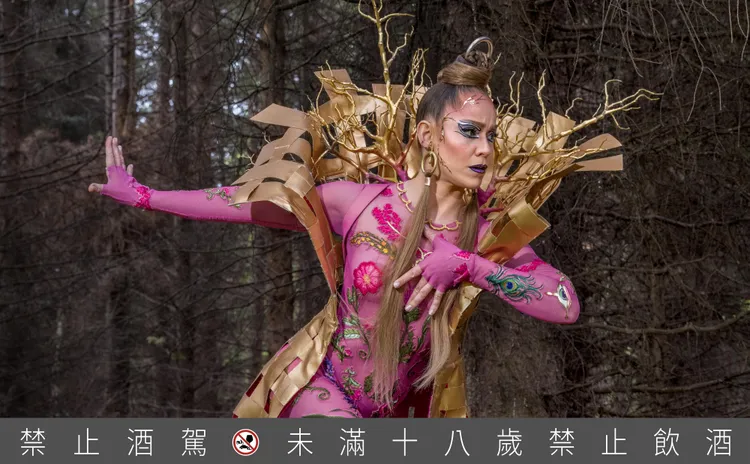 蘇格蘭⾼地守護者 Davonna，引領Ayla領略蘇格蘭豐饒生態，反映出麥卡倫與太陽馬戲團共同守護自然的核心。業者提供