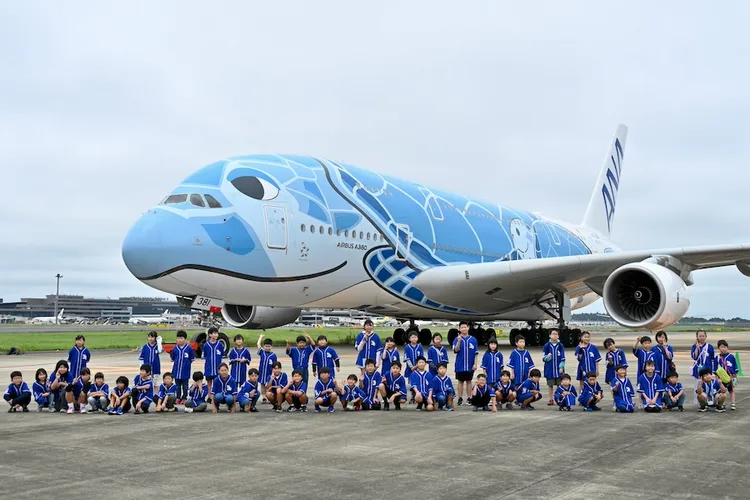 挑戰者在空巴客機前留影。翻攝自traicy.com