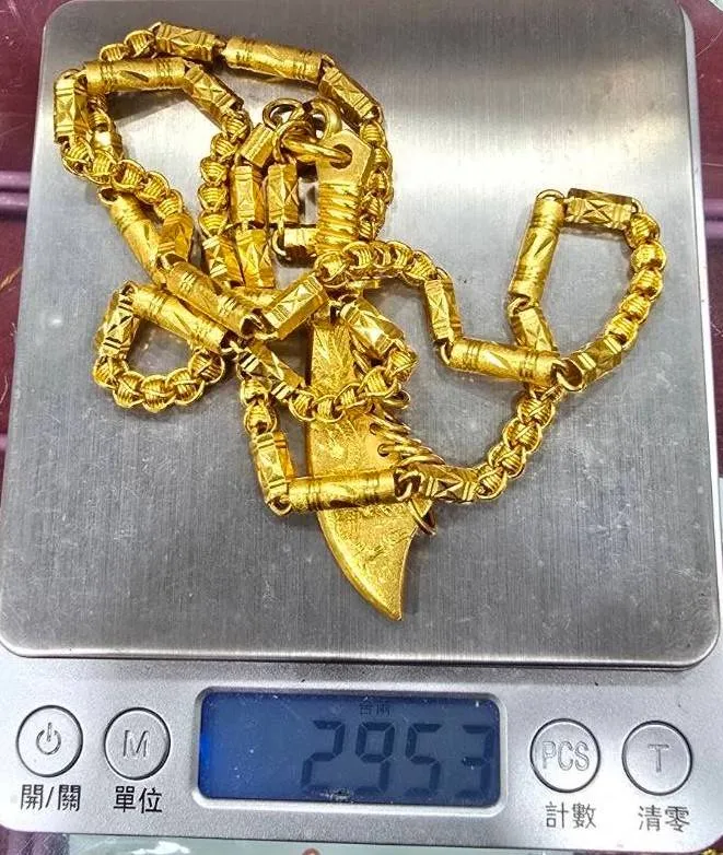 包包內有金飾品。警方提供