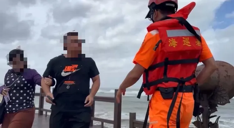 海巡勸離逗留警戒區民眾及釣客。海巡署提供