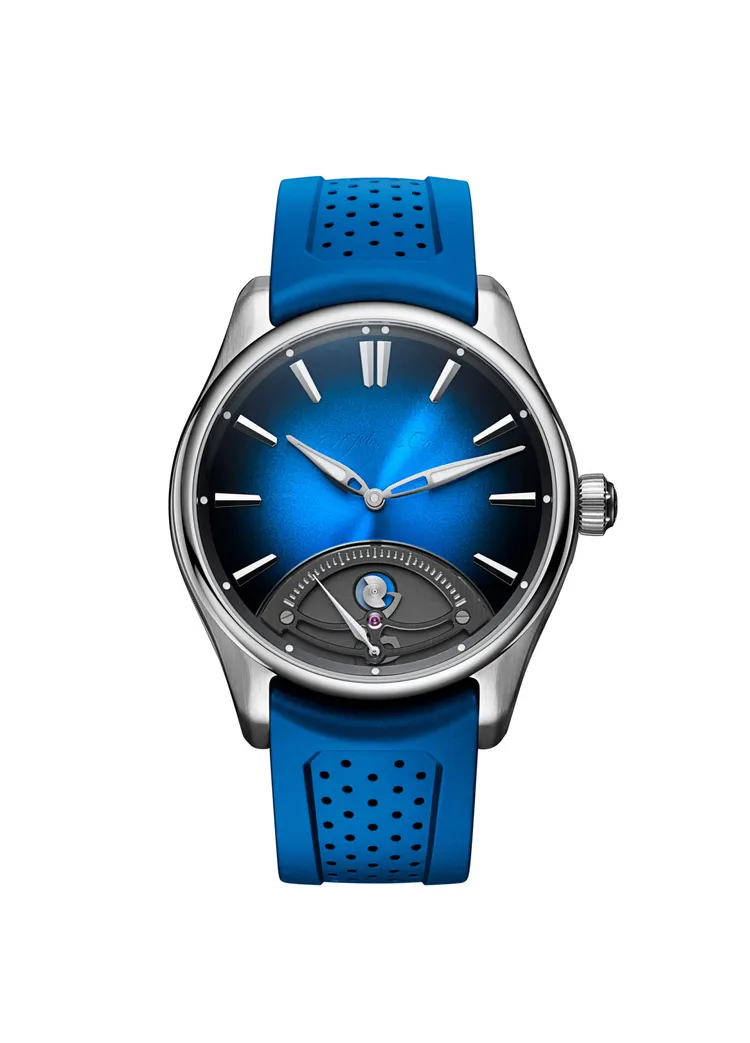 亨利慕時開拓者逆跳秒針腕錶，42.8mm，實心不鏽鋼錶殼，午夜藍煙燻錶盤，手工縫製鱷魚皮錶帶，HMC 250自動上鍊機芯，動力儲存3日，防水深度120米，78萬元。品牌提供
