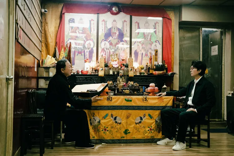 許冠文與黃子華相隔32年再度合作。華映提供