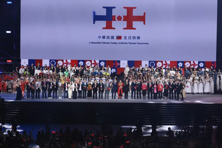 全場合唱「明天會更好」為2024國慶晚會劃下完美句點。彭欣偉攝