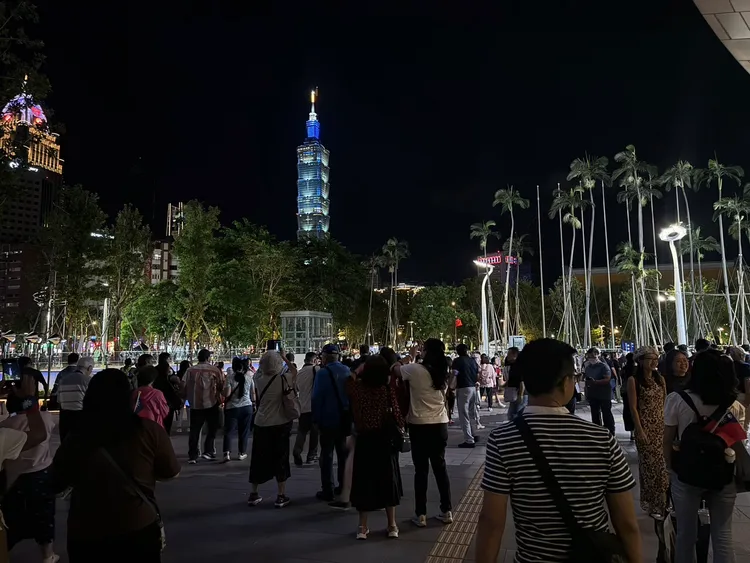 國慶晚會結束後民眾紛紛駐足場外拍照留念。記者張綵茜攝