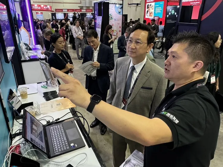 新加坡科技創新週28日舉行，台灣館匯集超過20家業者參與，駐新加坡代表童振源（右2）出席交流。 中央社