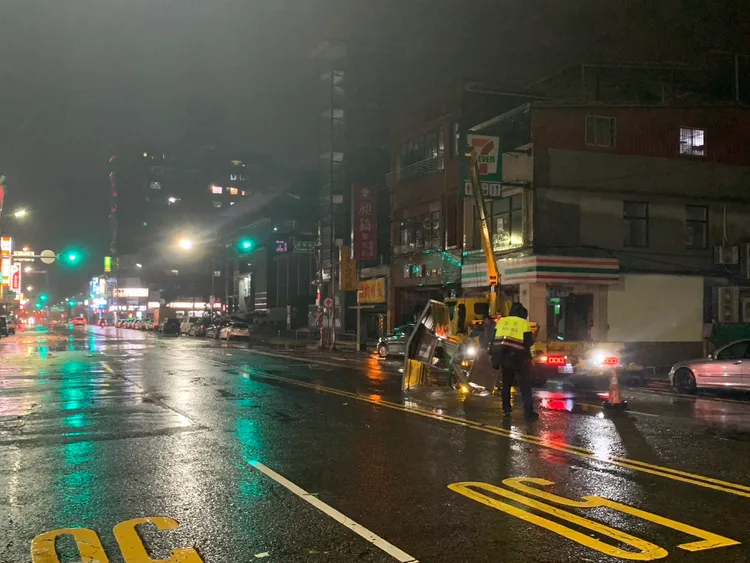 基隆市區災情頻傳。葉先鵬攝