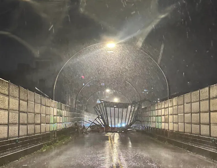 西定路高架橋往成功一路方向，橋上有頂棚掉落。翻攝施偉政臉書