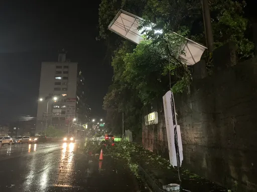 康芮颱風發威！基隆上千戶停電　西定高架橋驚見「頂棚掉落」雙向交通阻斷