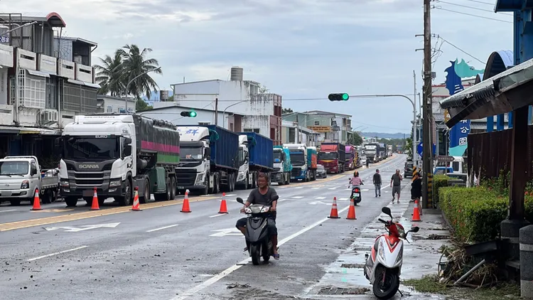 南迴公路太麻里三和路段野溪暴漲，土石流淹沒道路，此路段從清晨4時過後雙向中斷，路面擺放角錐警示。中央社