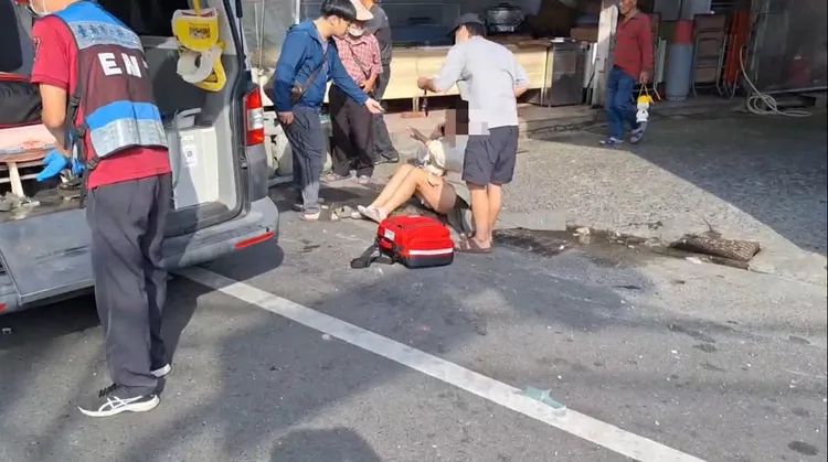 女騎士被撞後在地上直喊痛。民眾提供