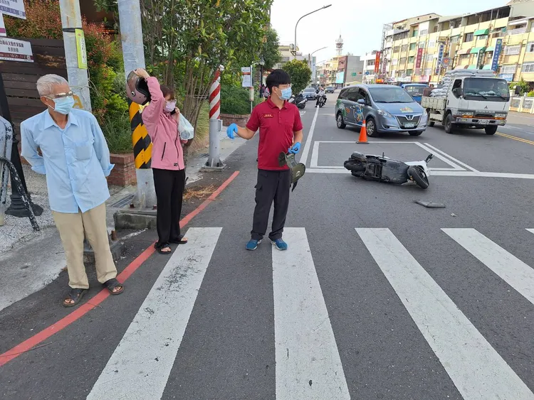 圖書館前被撞倒的女騎士起身後心有餘悸。民眾提供