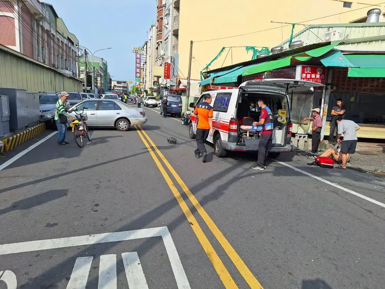 轎車出分局就擦撞兩部機車，再自撞電箱後停下。民眾提供