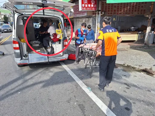 8旬老伯才到警局作車禍筆錄 結束離去又連撞2機車!3人受傷送醫