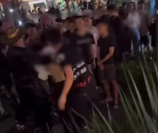 萬聖節信義威秀街頭上演全武行　2高中生爭風吃醋撲地互毆！警方要辦了