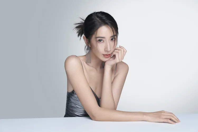 由女神隋棠擔任品牌大使的翡翠電波，是許多名媛女星出席重要場合前的保養神器，助攻肌膚展現緻凍齡