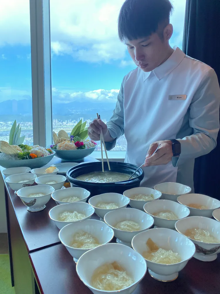 「玉山」包廂觀賞桌邊上餐秀同時背景就是整個台北盆地。莊偉祺攝