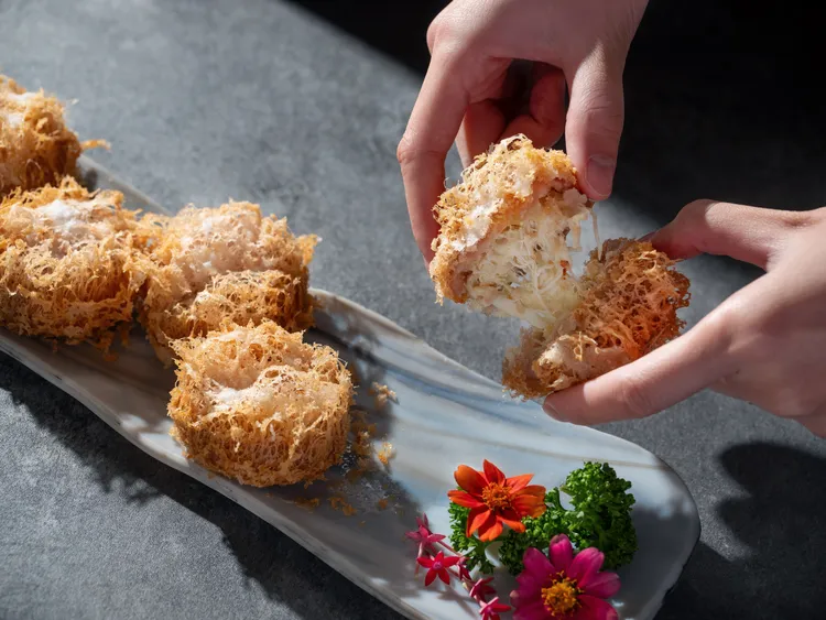 由大甲芋頭與藍點花蟹結合的港點「荔茸脆蟹盒」。捌伍添第提供