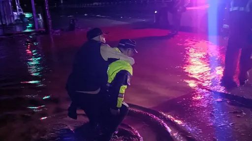 感人片！台東老翁搭小貨車就醫受困路中　勇警涉水背人脫困　