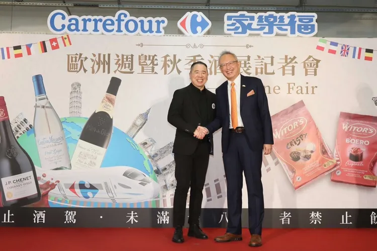 外交部政務次長吳志中（右）、家樂福總經理王俊超（左）。家樂福提供