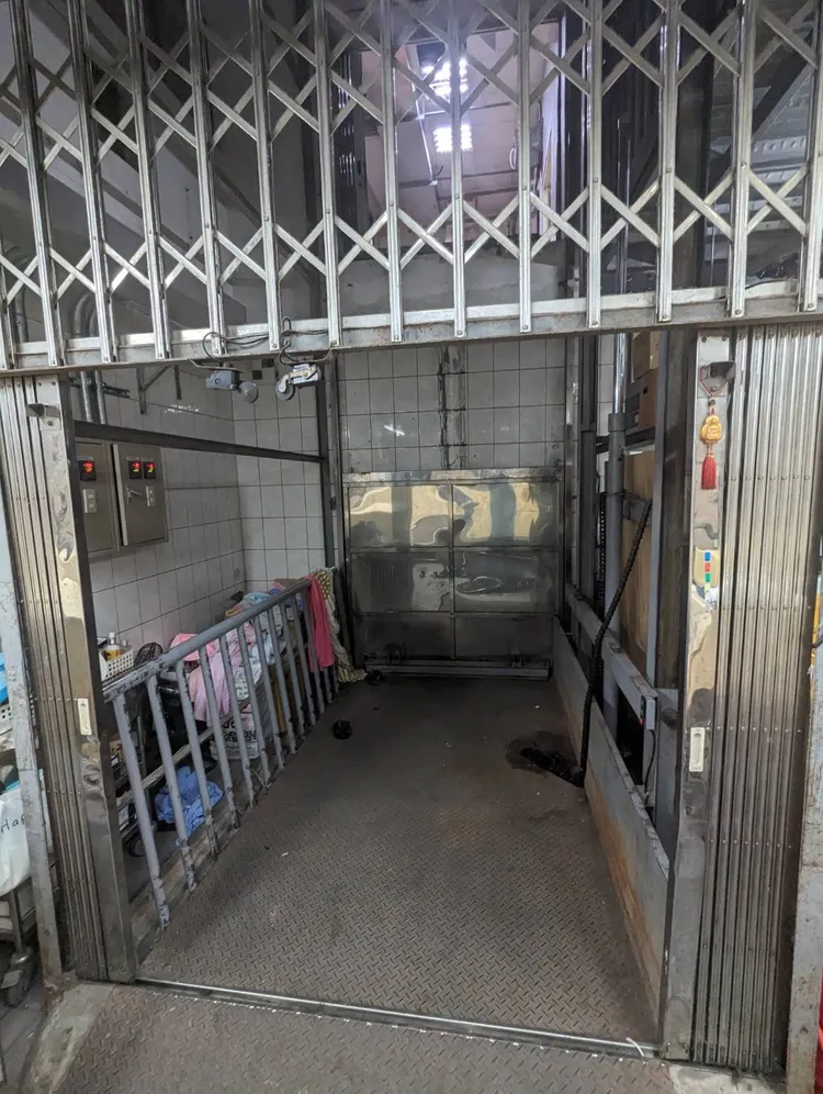 發生事故的貨梯。翻攝畫面