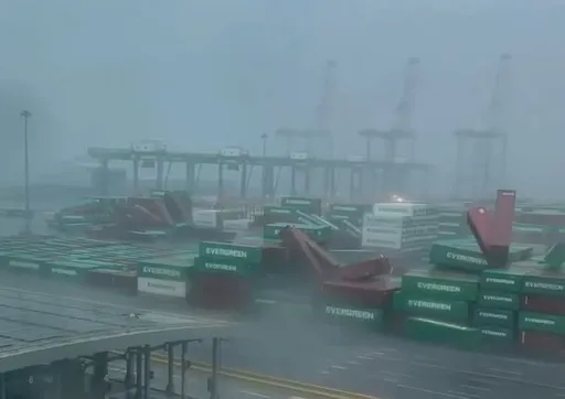 堪比災難片！山陀兒17級強風威力無窮　2噸多重貨櫃升天