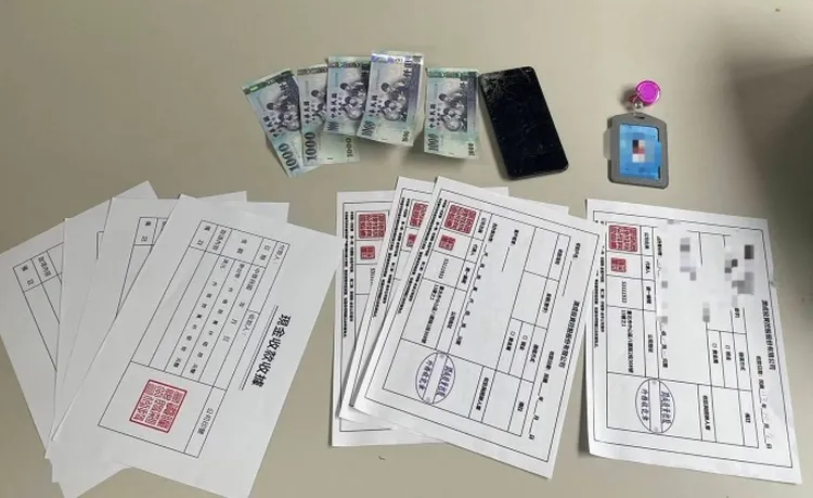 警員查扣的現金、手機、工作證、收據。警方提供