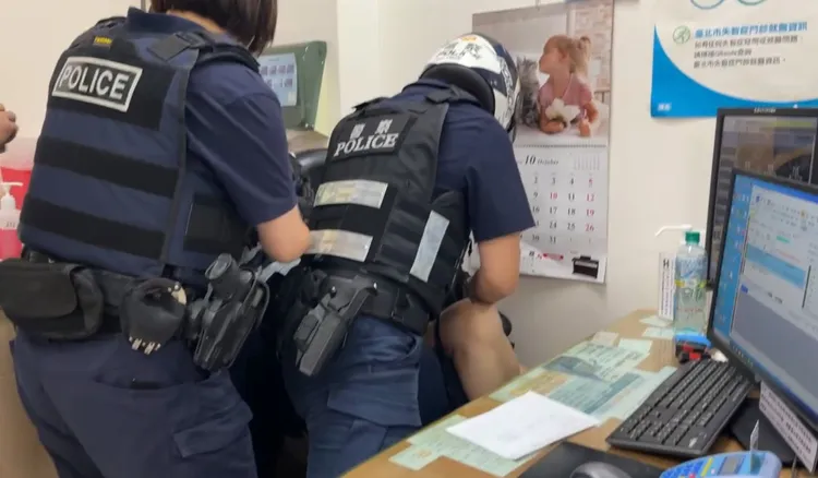 現場警力將婦人壓制。警方提供