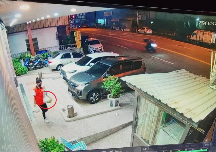 吳女離開餐廳時雙手拿滿牛皮紙袋等大包小包的物品。民眾提供