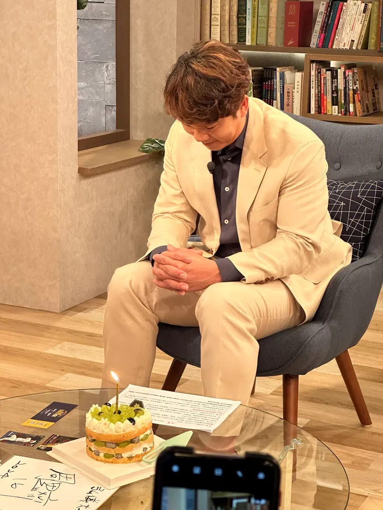 製作單位送上生日蛋糕，周思齊驚喜許願。三立提供