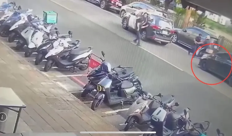 林男與朱男駕駛黑色小客車拒檢倒車準備逃逸，警方朝車輪連開兩槍。翻攝畫面